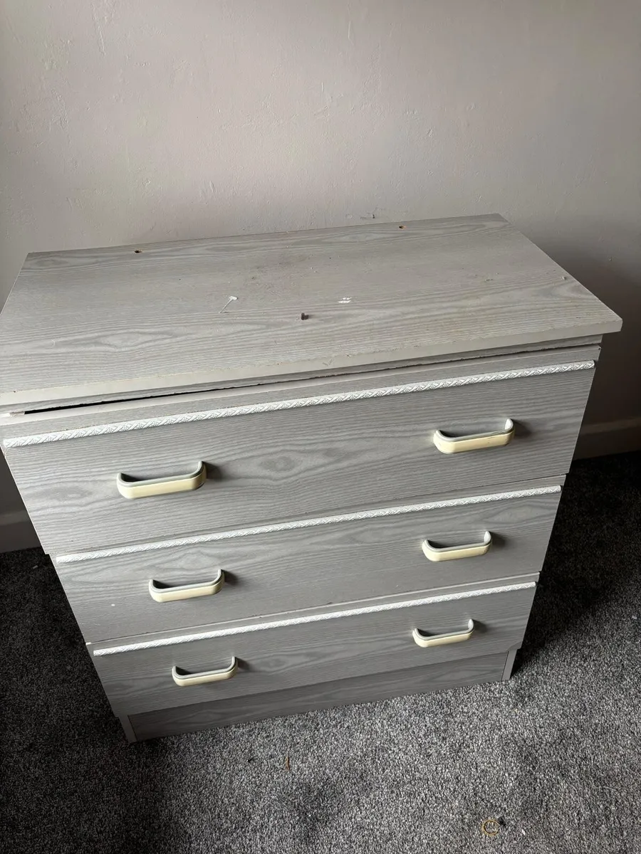 Free bed, wardrobe and chest of drawers - Image 1
