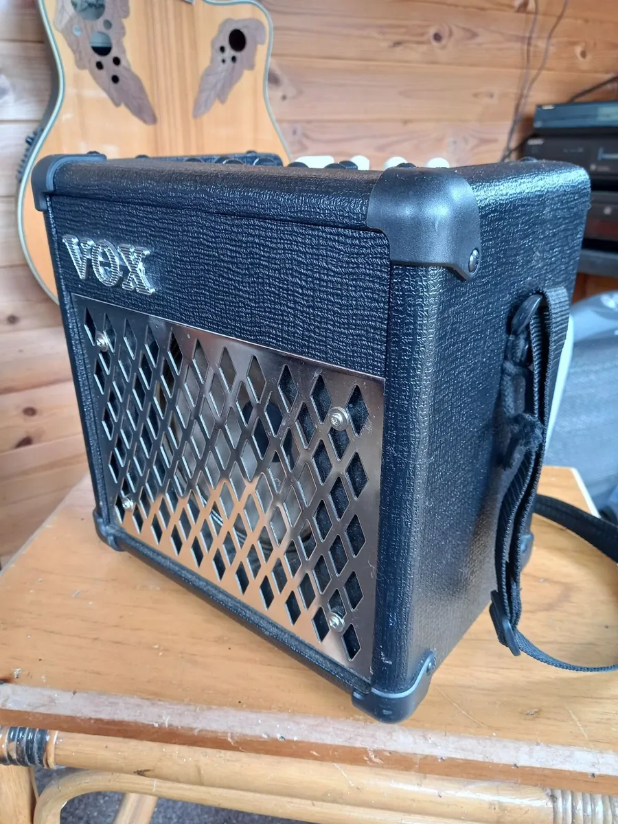 Vox mini rhythm 5 guitar amp. - Image 1