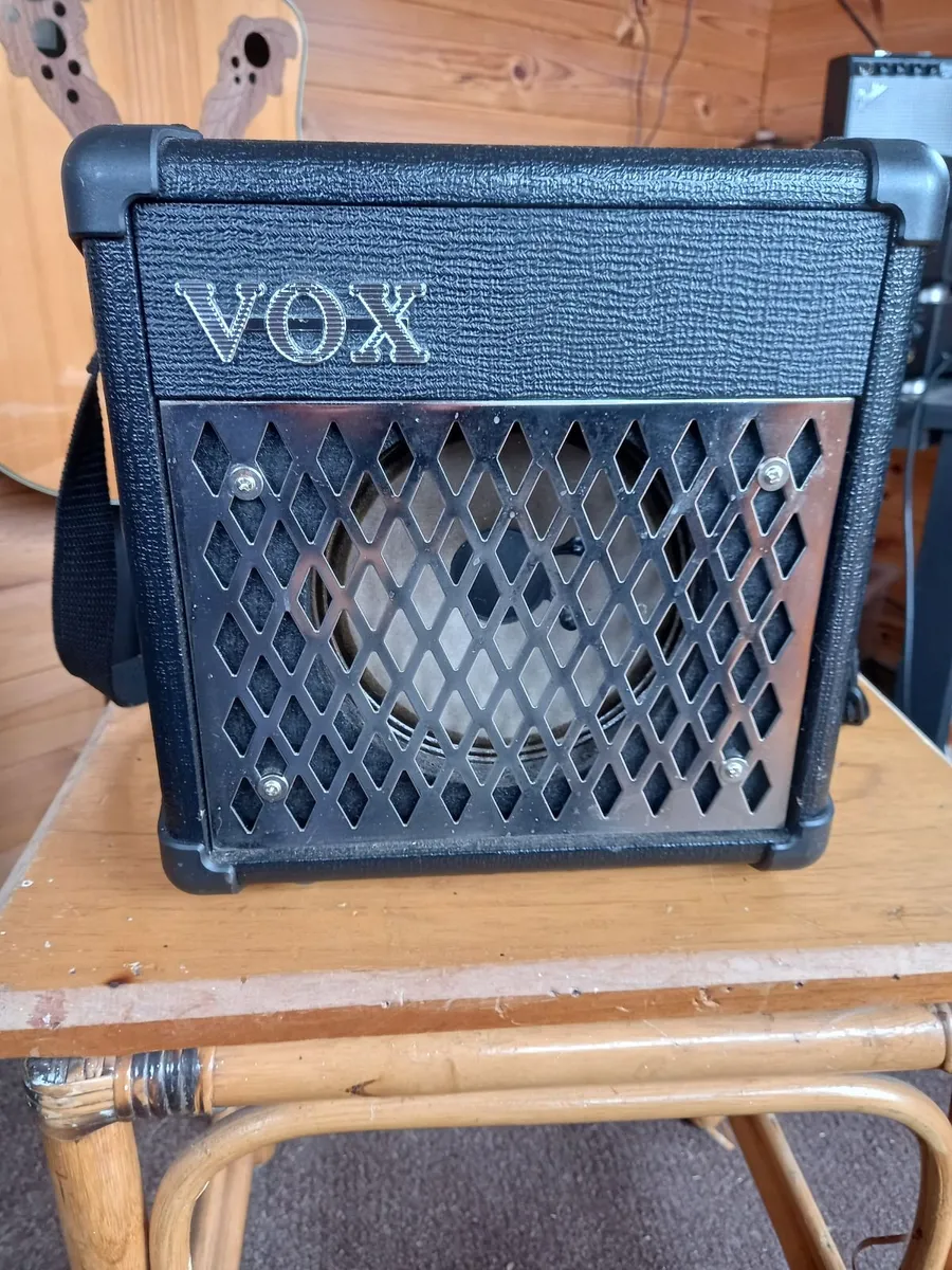 Vox mini rhythm 5 guitar amp. - Image 2