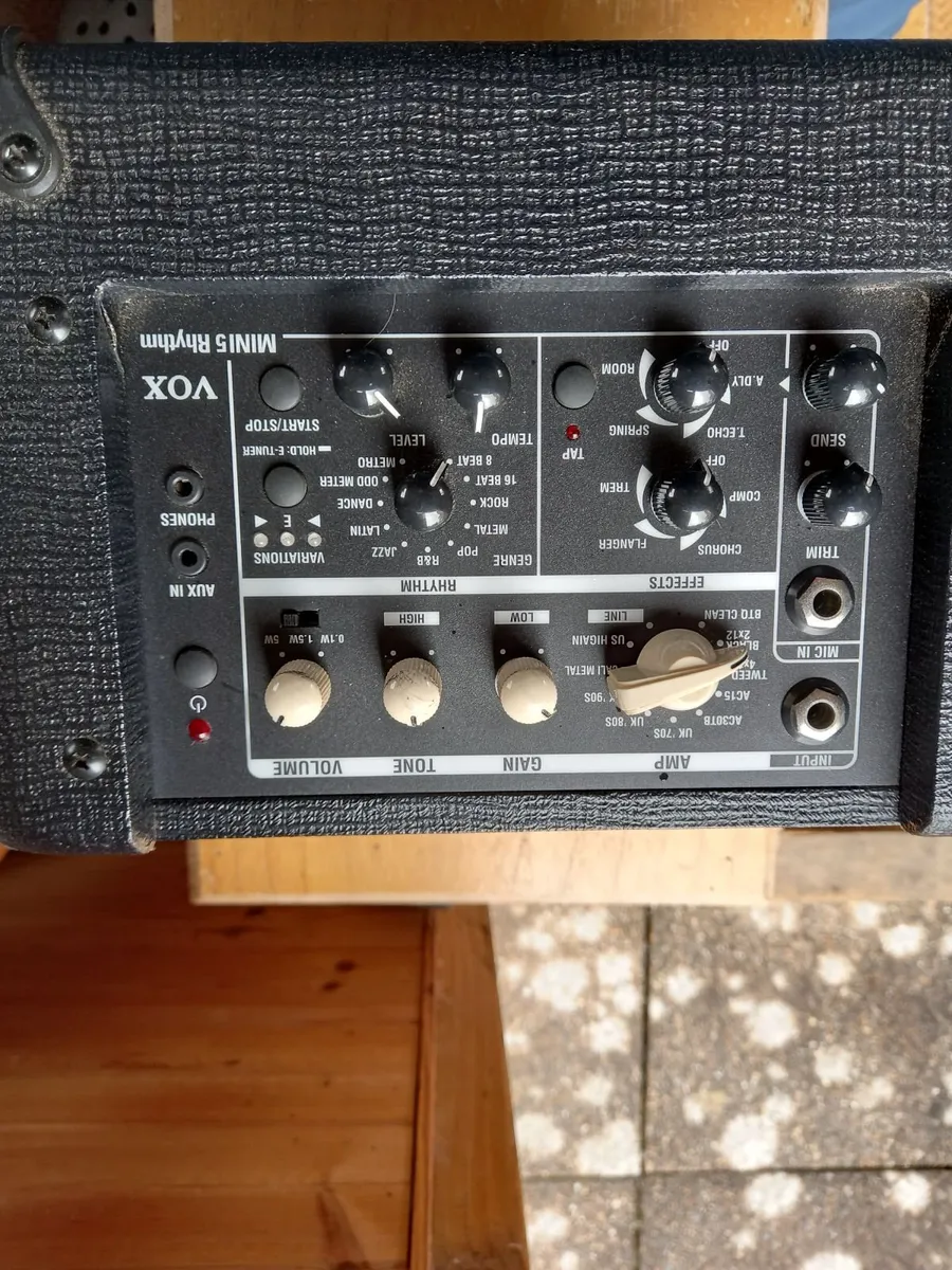 Vox mini rhythm 5 guitar amp. - Image 3