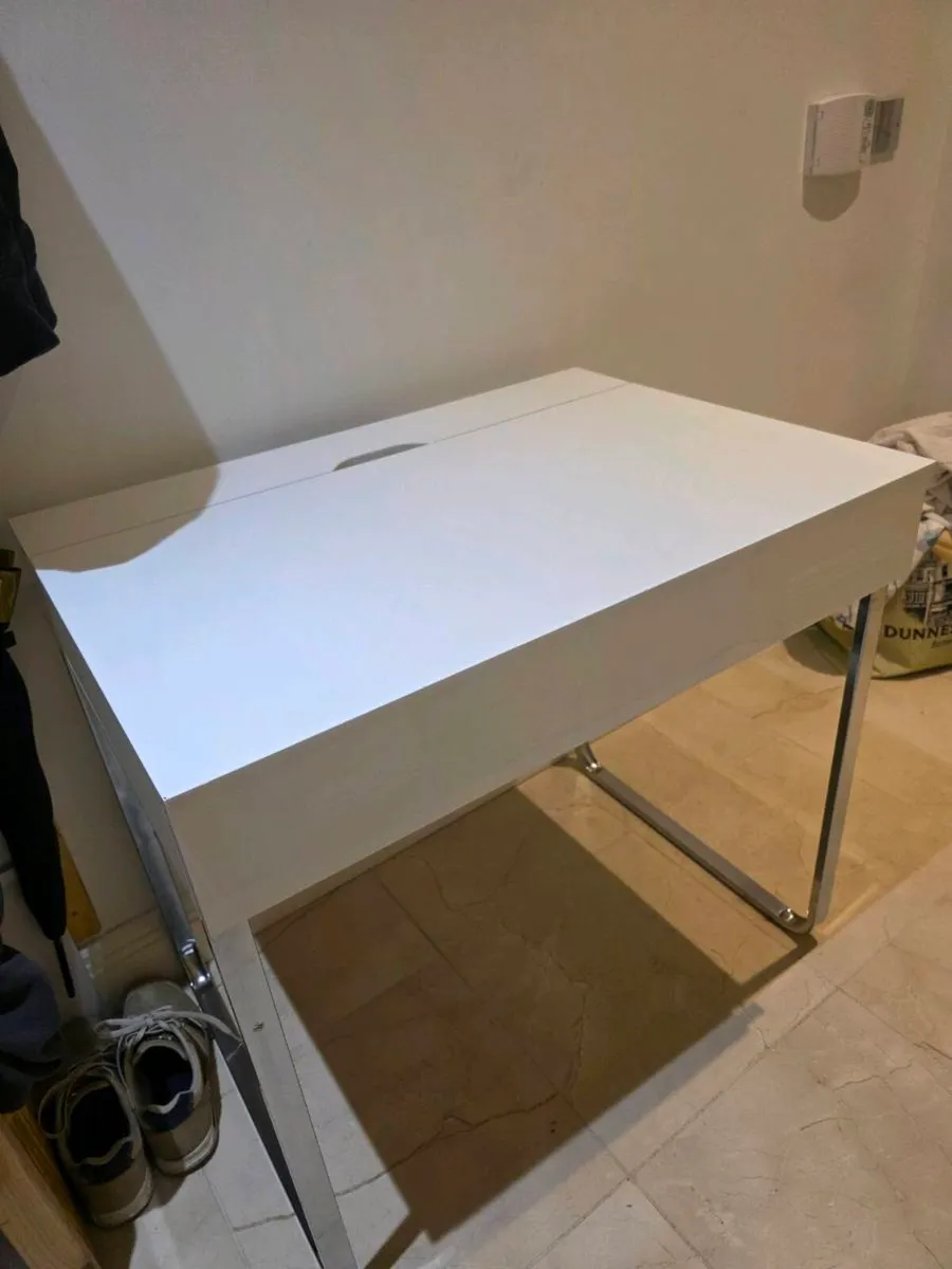Dressing table / or small desk
White gloss - Image 4