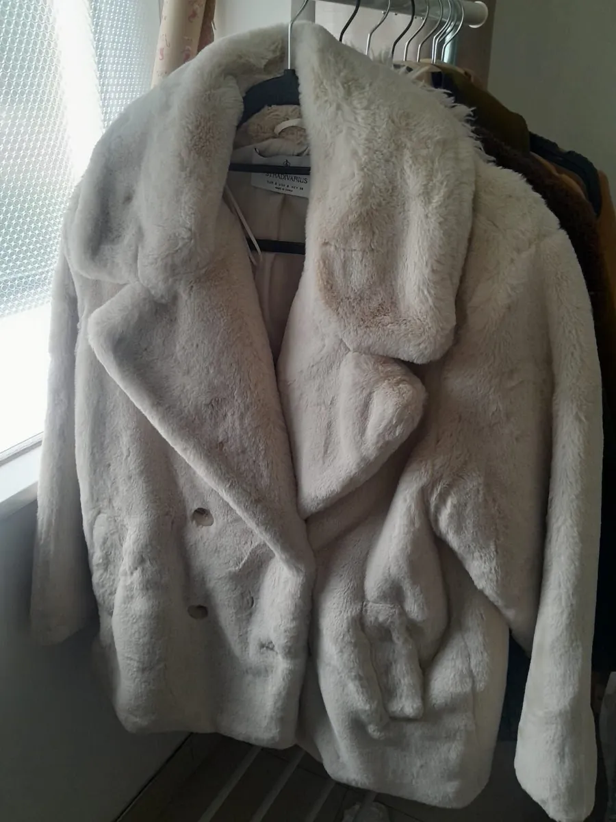 Coat stradivarius fake fur size S - Image 1