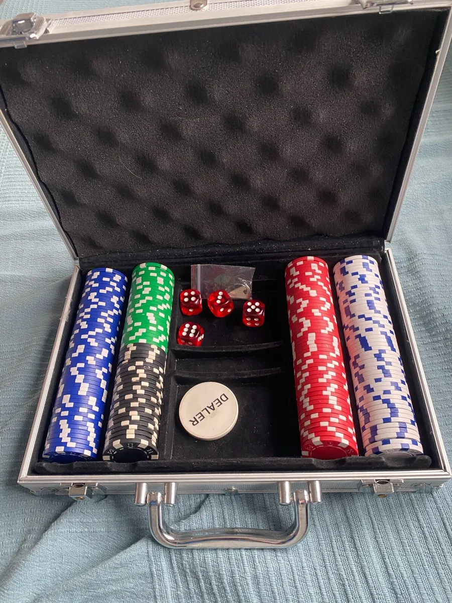 Poker set in silver case - Image 1