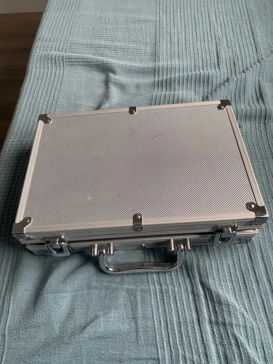 Poker set in silver case - Image 2