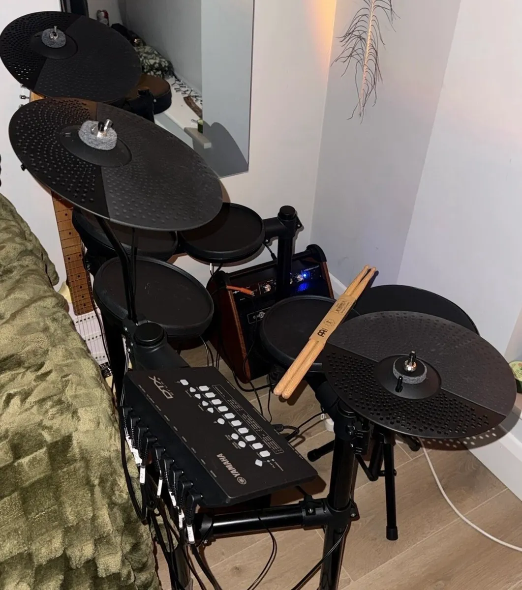 Yamaha DTX402K Electronic Drum Kit Bundle - Image 1