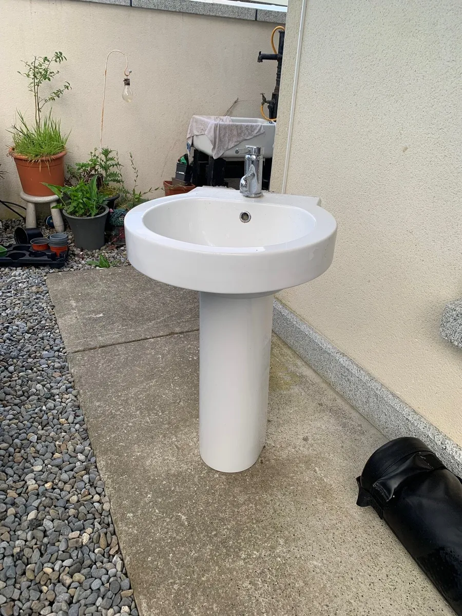 Bathroom sink - Image 3