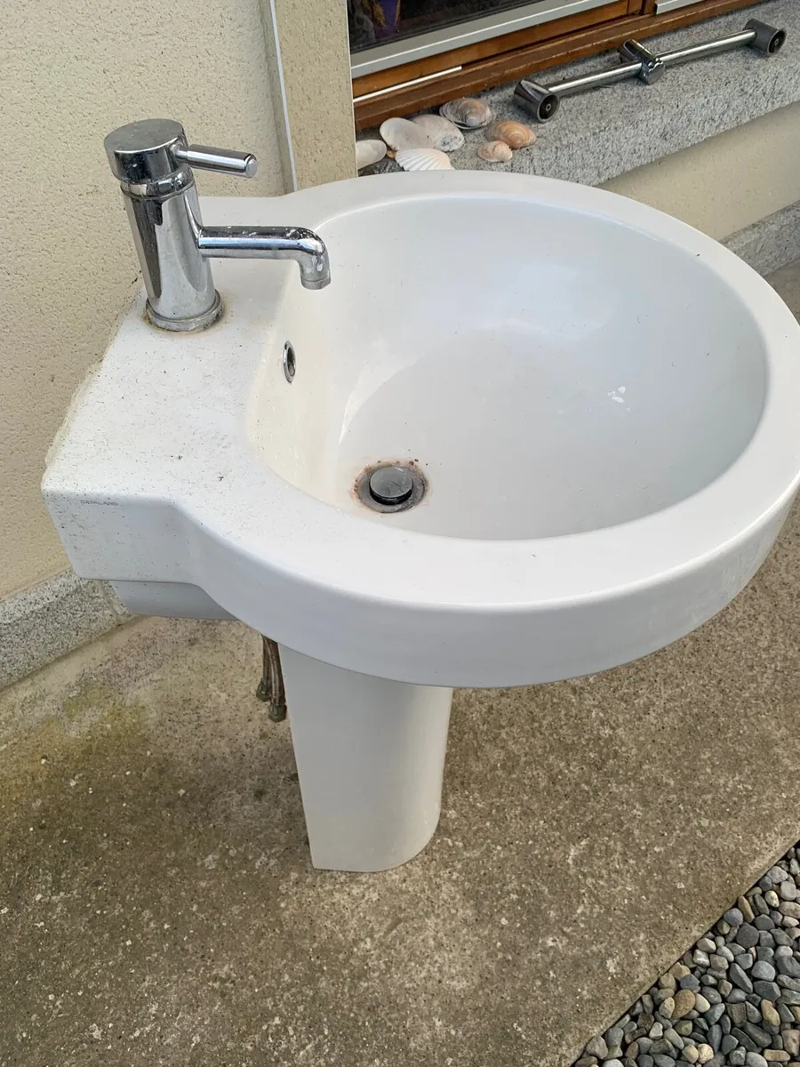 Bathroom sink - Image 1