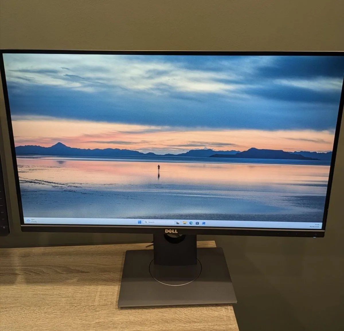 For spare or repair Dell Ultrasharp U2715H monitor - Image 1