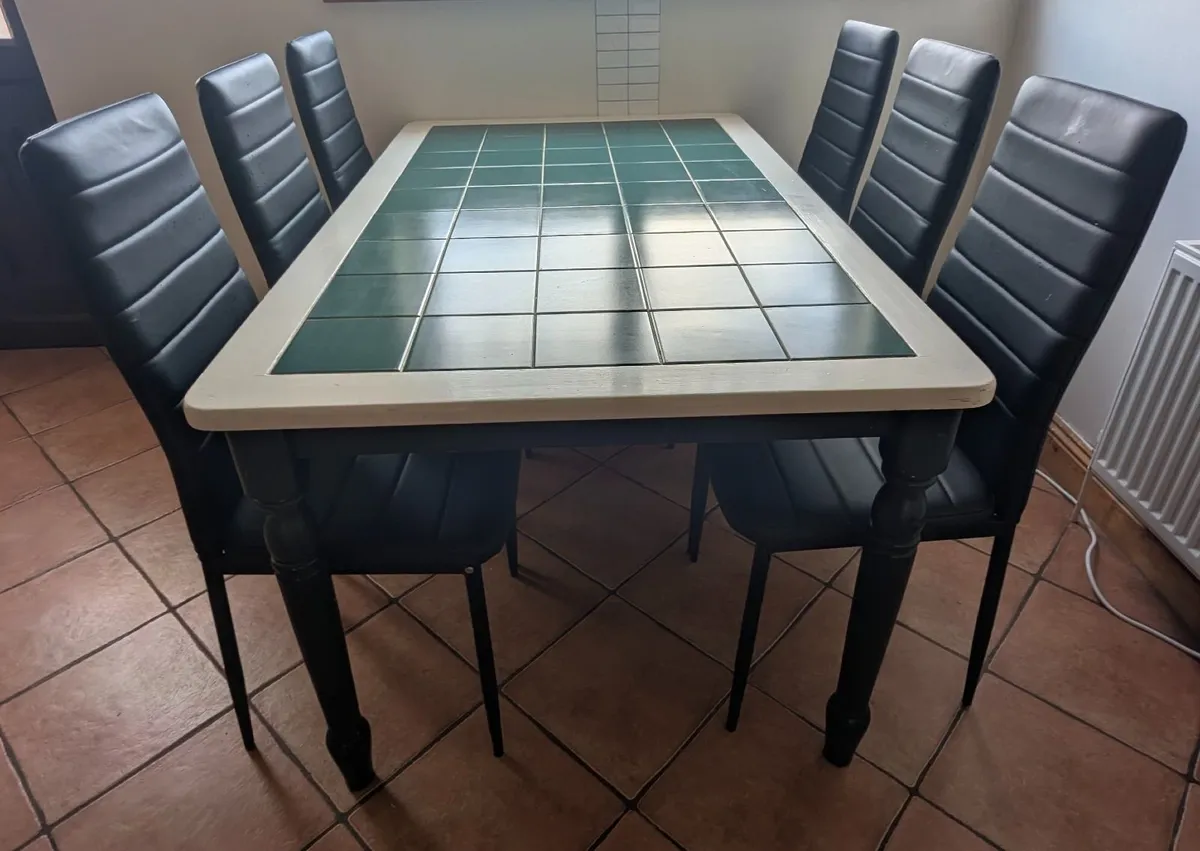 Table and six chairs - Image 1