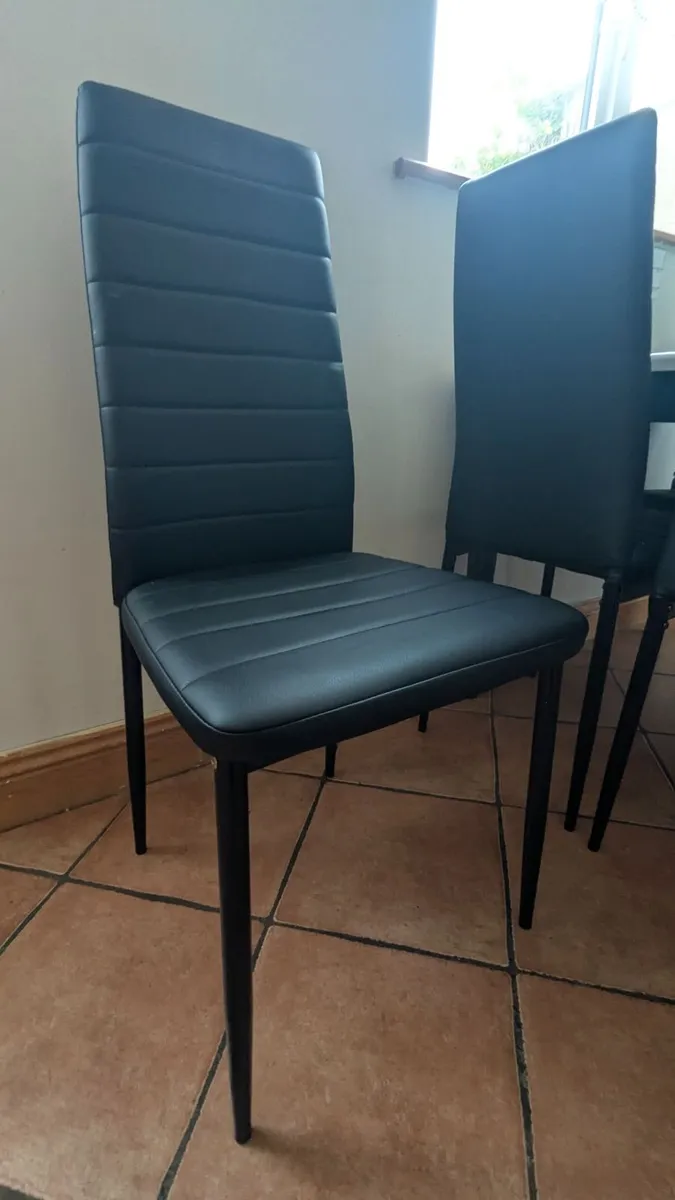 Table and six chairs - Image 2