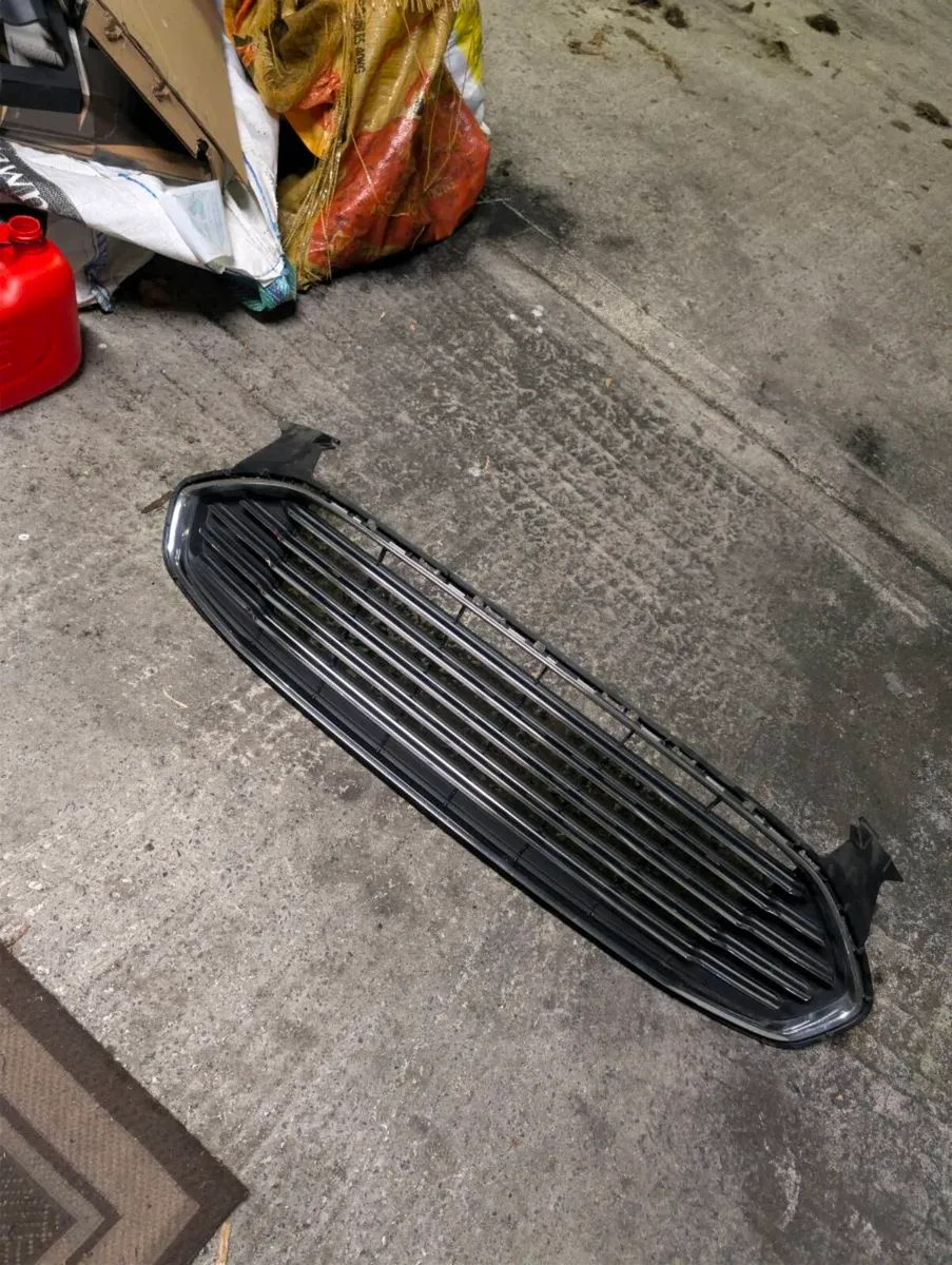 Ford Mondeo 2017 Grille - Image 1