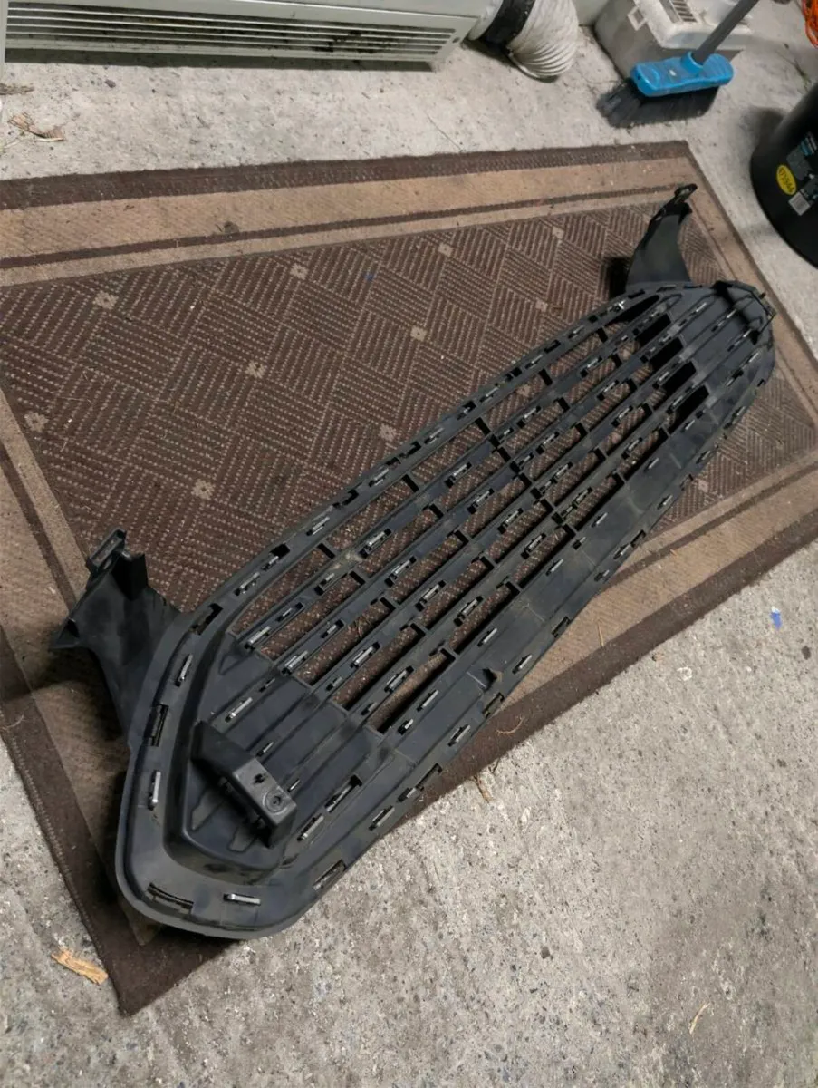 Ford Mondeo 2017 Grille - Image 3