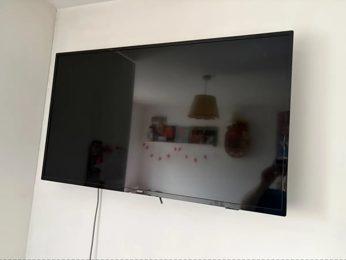 Philips 43” Smart TV (Model: 43PUS6262/12) - Image 1