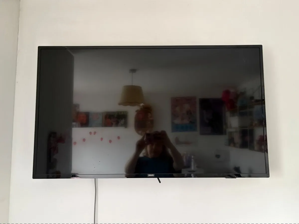Philips 43” Smart TV (Model: 43PUS6262/12) - Image 2