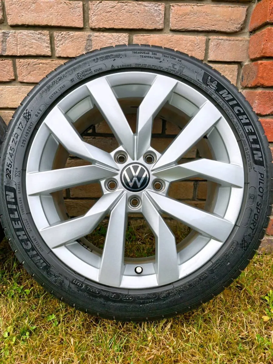 17" GENUINE VOLKSWAGEN GOLF ALLOY WHEELS - Image 2