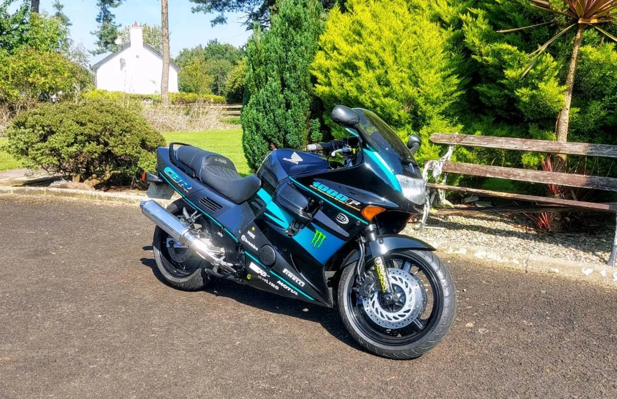 Collectible Classic 1994 CBR1000F, stunning bike.