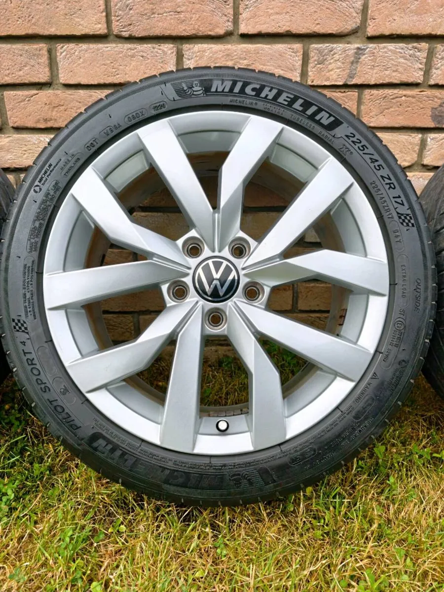 17" GENUINE VOLKSWAGEN GOLF ALLOY WHEELS - Image 3