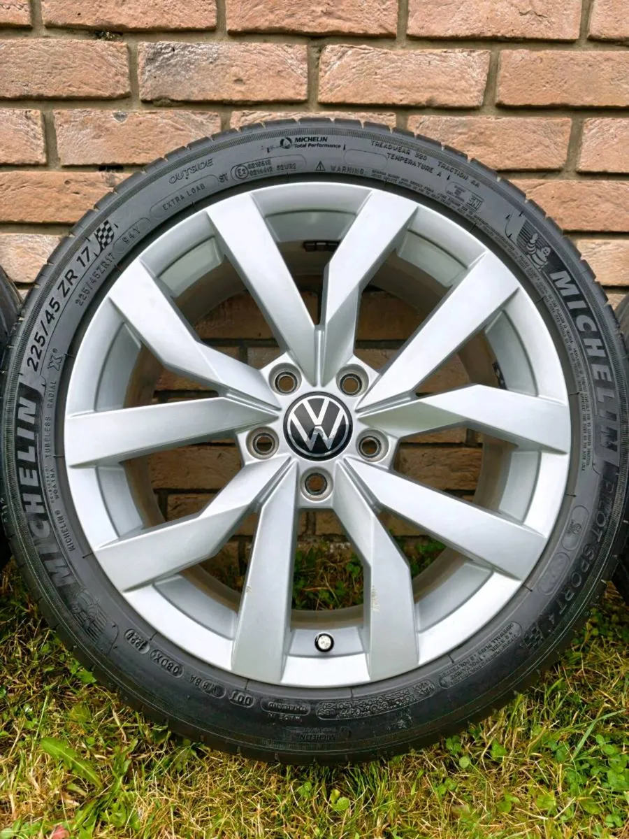 17" GENUINE VOLKSWAGEN GOLF ALLOY WHEELS - Image 4