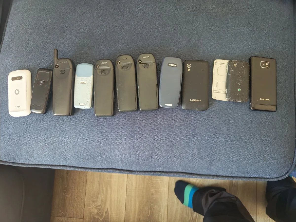 Job lot 13  phones - Image 1