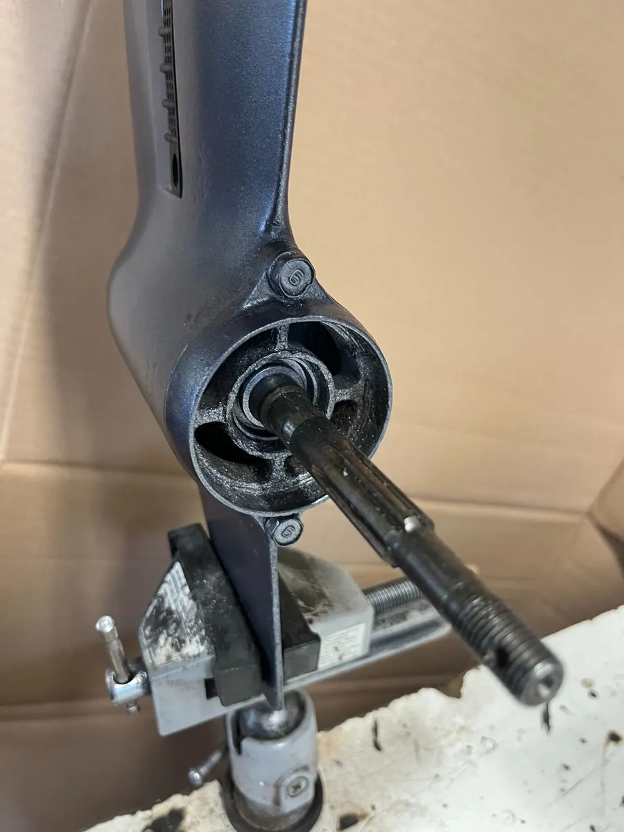 Yamaha 6-8hp 4 stroke long shaft lower unit - Image 4