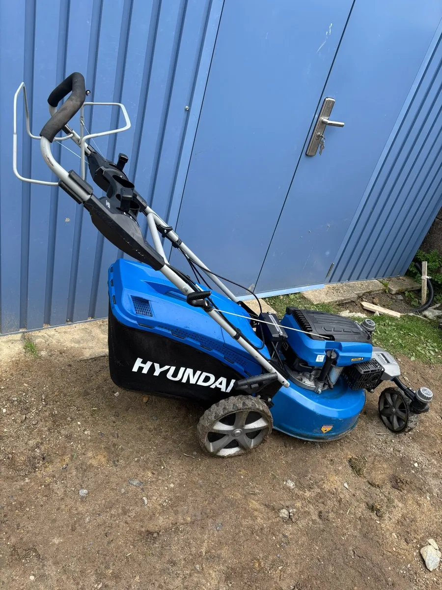 Lawn mower (360 zero turn Hyundai) - Image 2