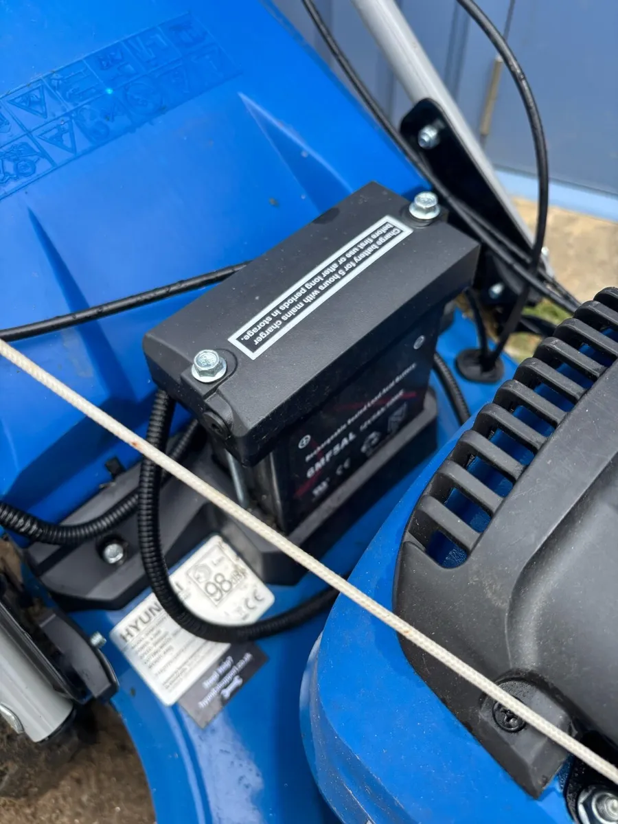 Lawn mower (360 zero turn Hyundai) - Image 3