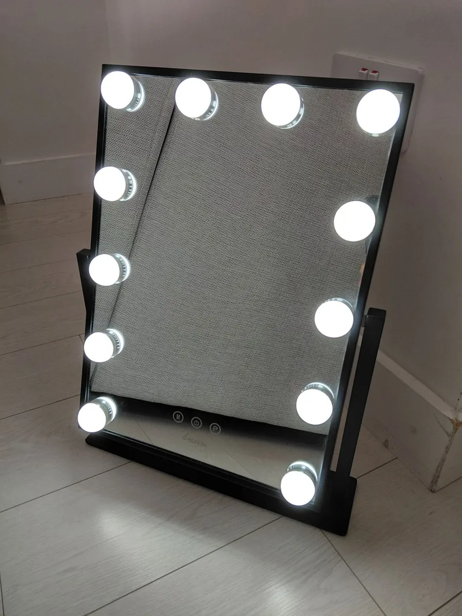 Makeup mirror - Image 1