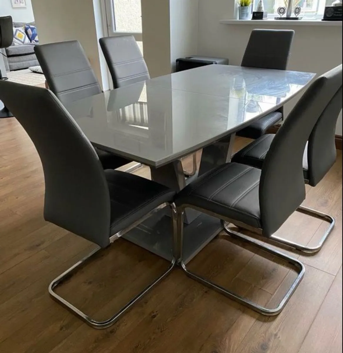 table and 6 chairs - Image 1