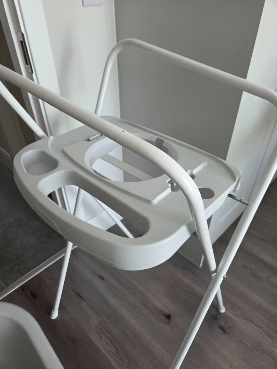 FREE - Hauck baby high chair & Bébé Jou bath+stand - Image 4
