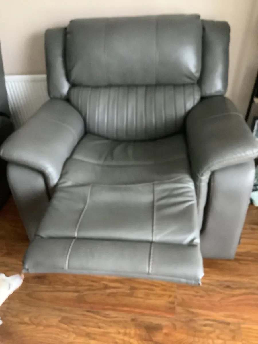 Suite of furniture - Image 1