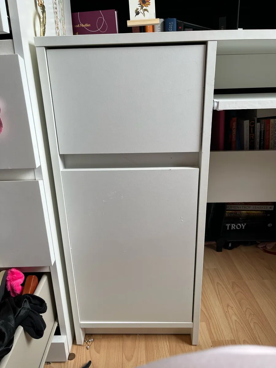 White desk - Image 2