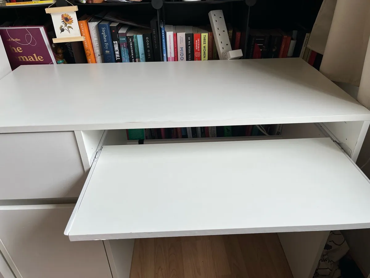 White desk - Image 3