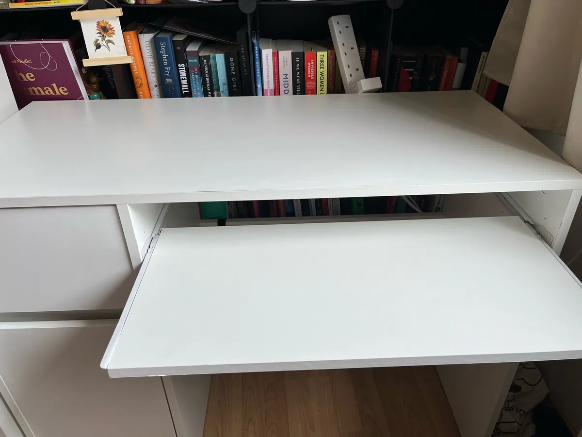 White desk - Image 4
