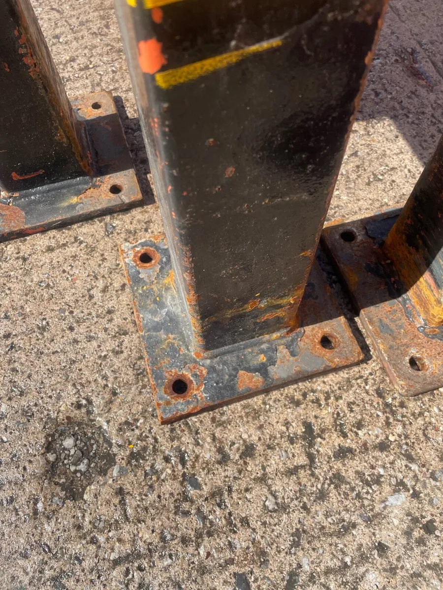 Used pallet racking barriers - Image 2