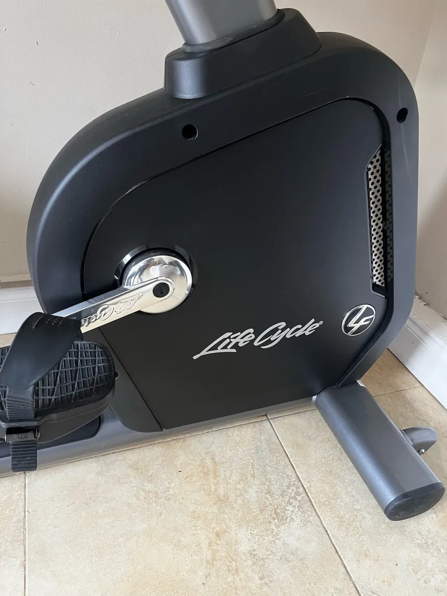 Life fitness recumbent exercise bike - Image 4