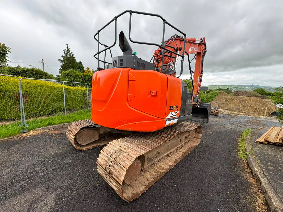 2021 Hitachi ZX 135-6 Zero Swing  Excavator - Image 4