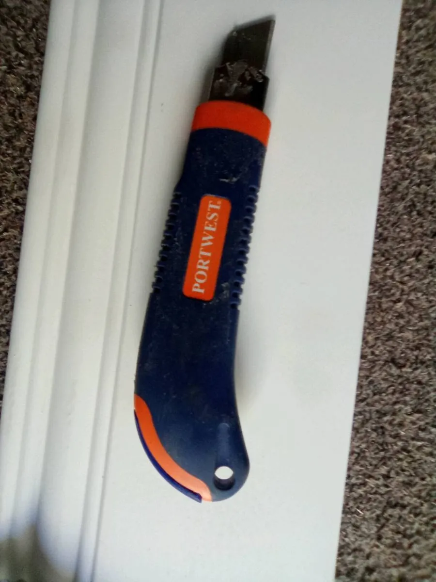 3.  KNIVES. - Image 3
