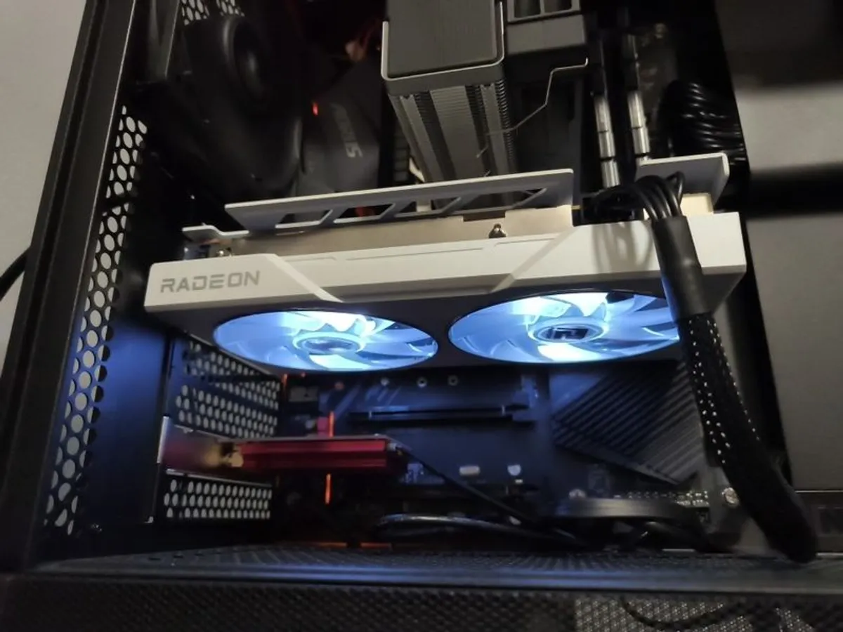 B550 Aorus Elite V.2 Gigabyte + R5 5600x + 32gb ram - Image 1