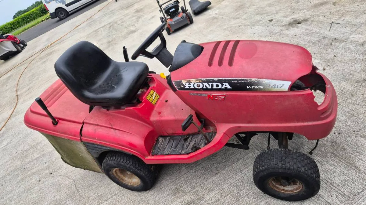 Broken lawnmower - Image 1