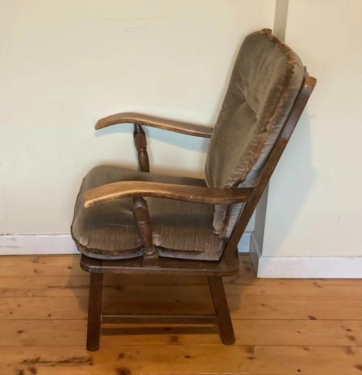 Elegant Vintage Upholstered Armchair - Image 3