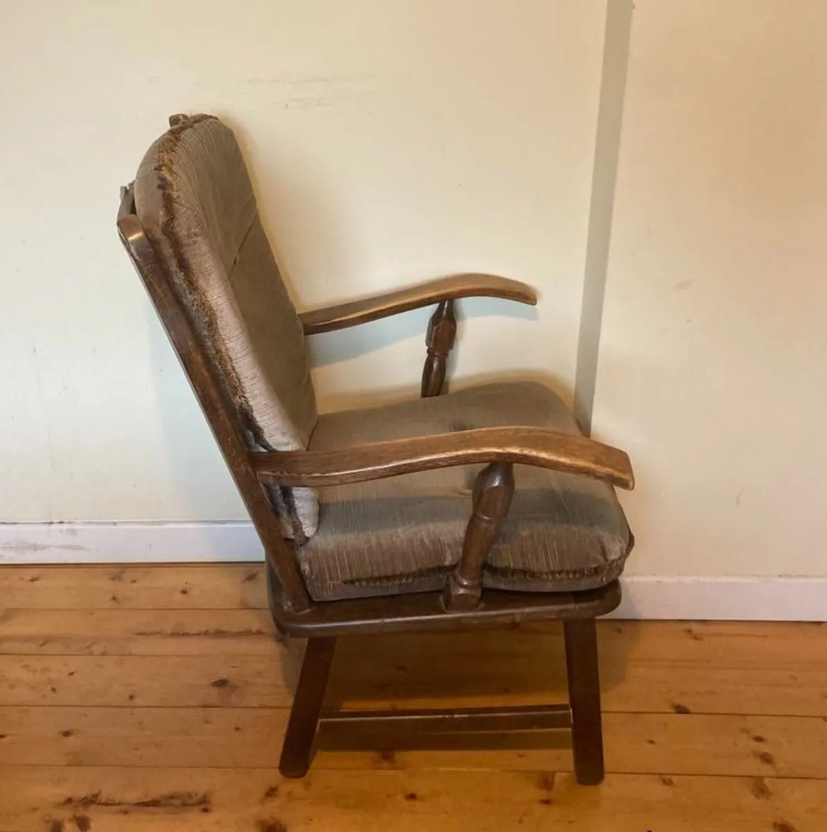 Elegant Vintage Upholstered Armchair - Image 4