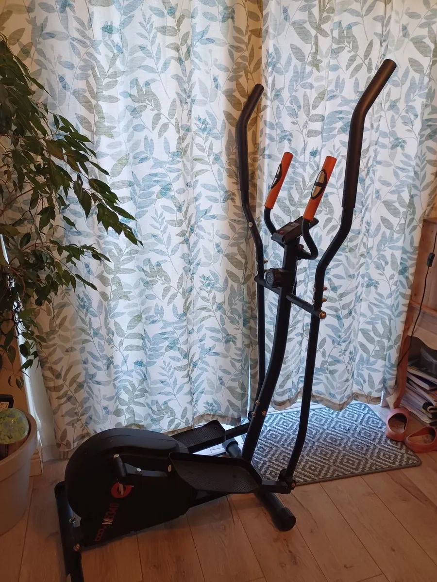 Cross trainer - Image 1