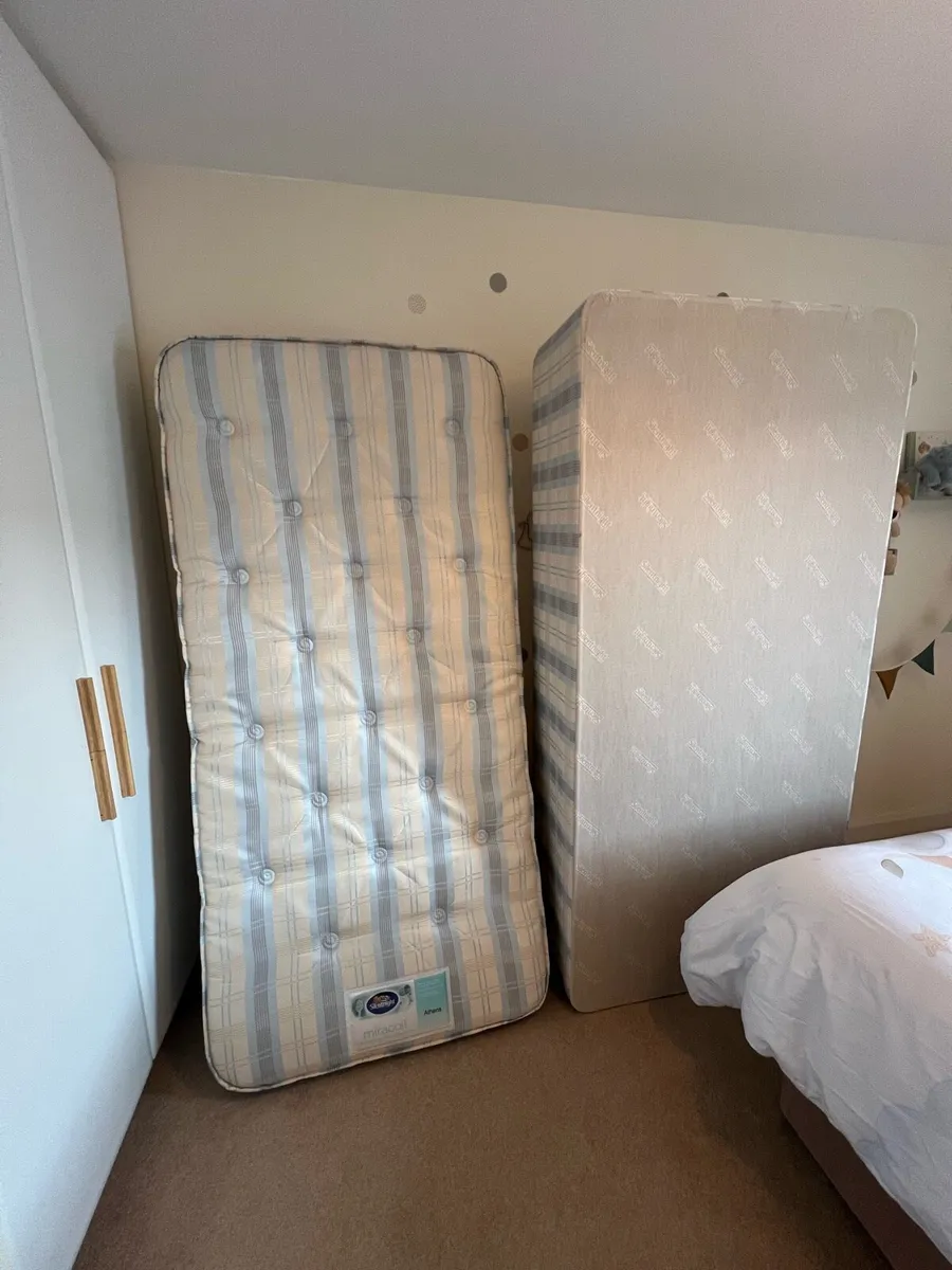 Single bed - Image 1