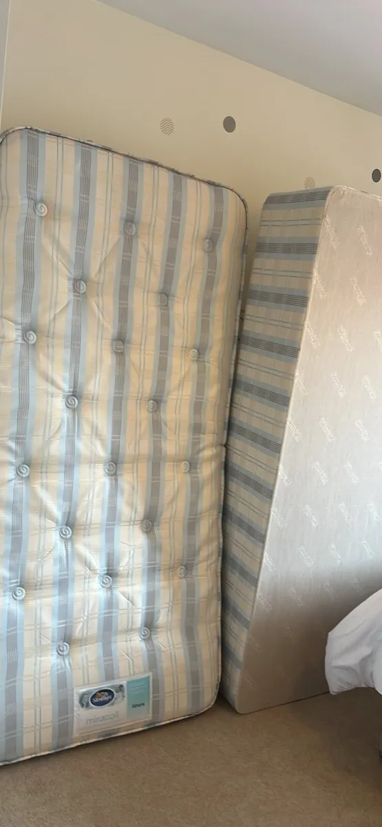 Single bed - Image 2