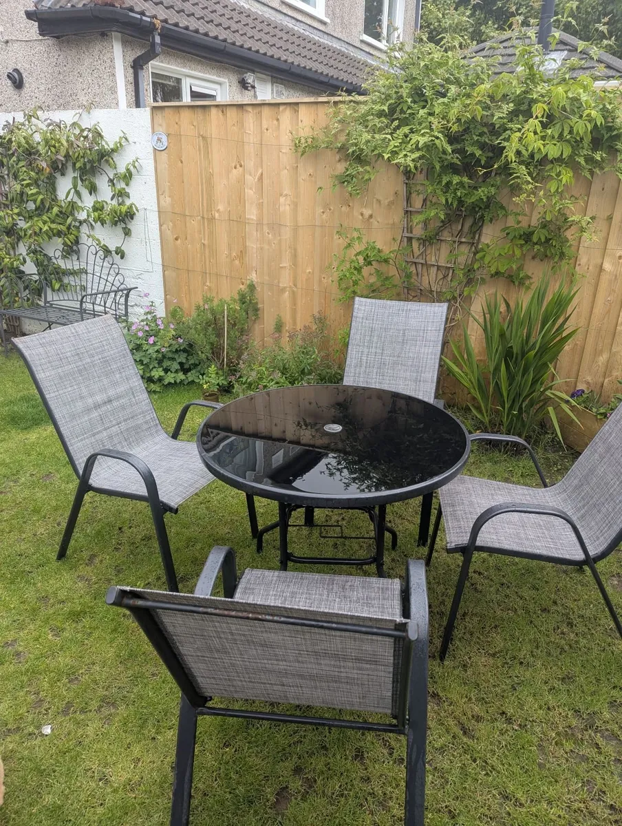 Glass top table and chairs for garden - Image 3