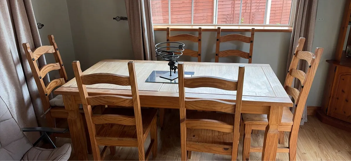 6 seater Corona table and chairs - Image 1