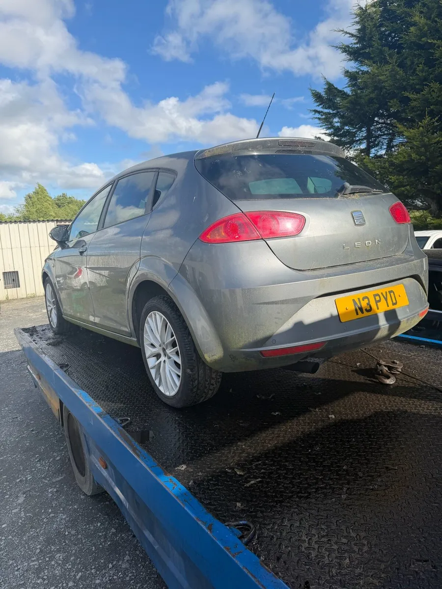 2012 seat Leon 1.6 tdi for breaking only - Image 2