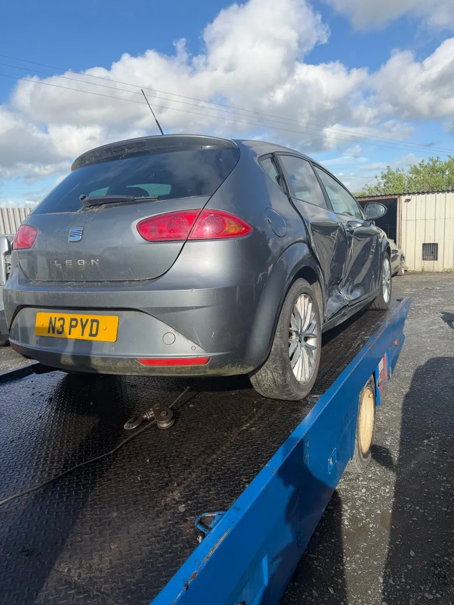 2012 seat Leon 1.6 tdi for breaking only - Image 3