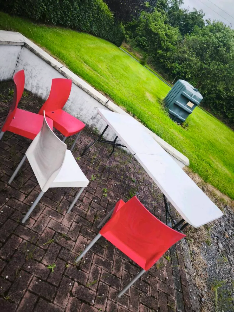 Fold up table with 4 chairs perfect for summer - Image 1
