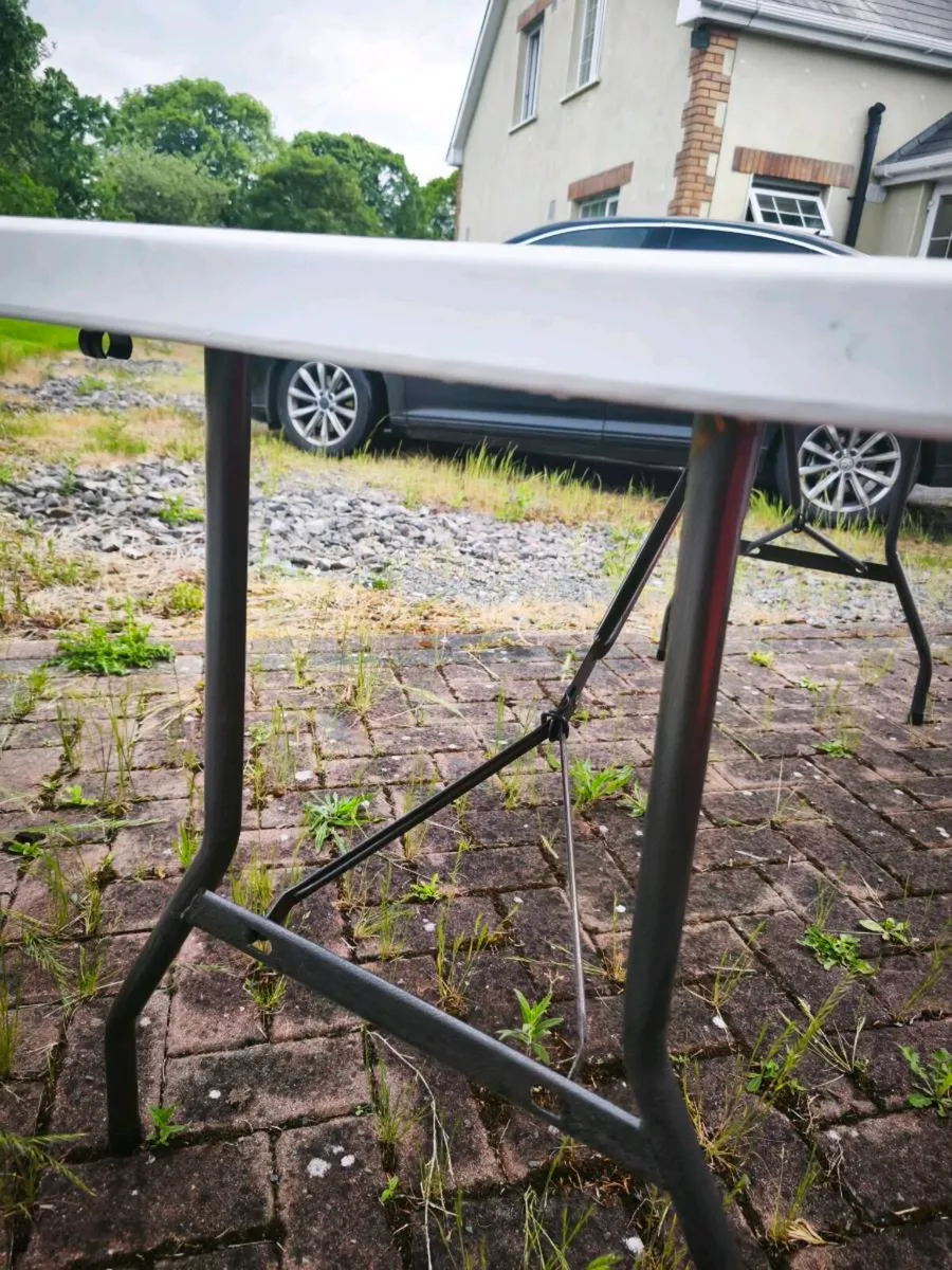 Fold up table with 4 chairs perfect for summer - Image 3